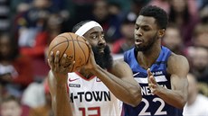 James Harden z Houstonu u míe, brání ho Andrew Wiggins z Minnesoty.