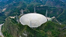 Teleskop FAST umouje aktivní ovládání náklonu jednotlivých oblastí paraboly,...