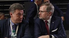 P�edseda ODS Petr Fiala (vpravo) a poslanec Pavel Bla�ek na stranickém volebním...