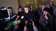 Starostka Vejprt Jitka Gavdunová a premiér Andrej Babi hovoí s novinái po...