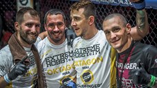 MMA trenér André Reinders si uívá vítznou premiéru herce Jakuba táfka v...