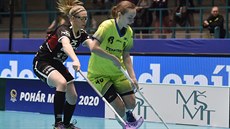 Elika Planková (vpravo) z Vítkovic v souboji s  Nitou Heinovou z SB-Pro...