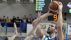 Ostravský basketbalista Dominik Heinzl st�ílí p�es opavského Radima Kle�ku