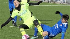 V první pli karvinský Milan Rundi odmítl faul a schváln zahodil penaltu. V...