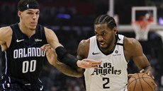 Kawhi Leonard (vpravo) z Los Angeles Clippers bránný Aaronem Gordonem z...