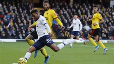 Gedson Fernandes z Tottenhamu stílí na branku Watfordu.