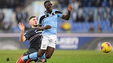 Bastos (vpravo) z Lazia �ím v souboji s Bartoszem Bereszynskim ze Sampdorie...