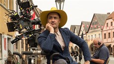 Reisér Taika Waititi pi natáení filmu Králíek Jojo v esku