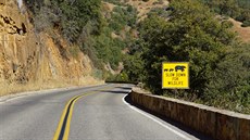Neobvyklá dopravní značka v národním parku Sequoia