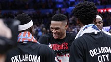 Russell Westbrook z Houstonu ertuje s hrái Oklahoma City - vlevo Dennis...