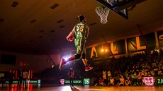 Zach Hankins p�i souboji sme�a�� b�hem Utkání hv�zd KNBL.