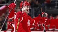 Filip Zadina z Detroitu slaví svj gól do sít Pittsburghu.