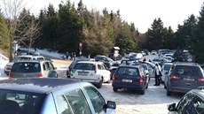 Řidiči odstavují auta v Šerlišském sedle v Orlických horách i do zákazů (2. 1....