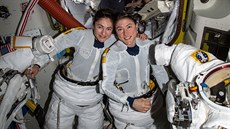 Astronautky Jessica Meirová a Christina Kochová (vpravo) vymní v úterý baterie...