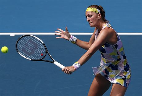 Petra Kvitov se sousted na volej ve druhm kole Australian Open.