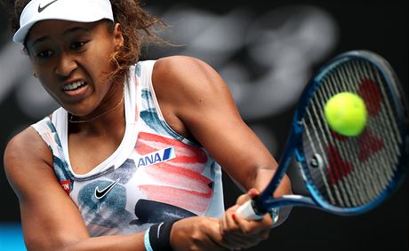 Japonka Naomi sakaov hraje bekhend ve druhm kole Australian Open.