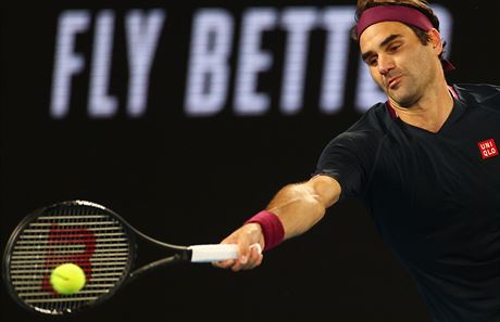 výcar Roger Federer hraje forhend ve tetím kole Australian Open.