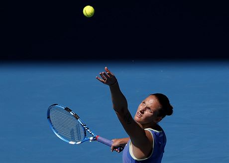 Karolna Plkov si nadhazuje mek na servis ve tetm kole Australian Open.