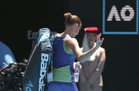 Karolna Plkov se lou s publikem po porce ve tetm kole Australian Open.