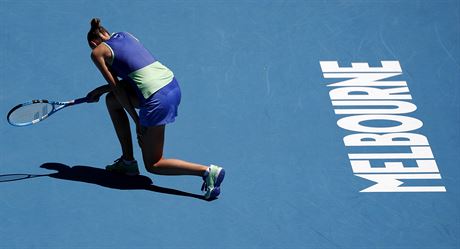 esk tenistka Karolna Plkov smutn po porce ve tetm kole Australian...