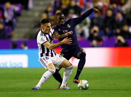 Ferland Mendy z Realu Madrid (vpravo) vede mí okolo Fedeho z Valladolidu.