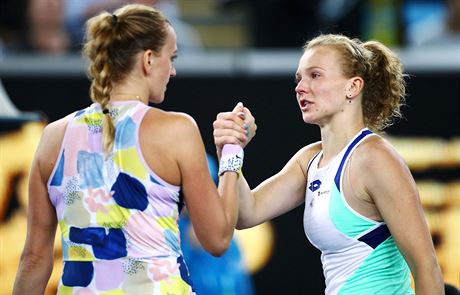 Kateina Siniakov (vpravo) gratuluje po prohranm 1. kole Australian Open...