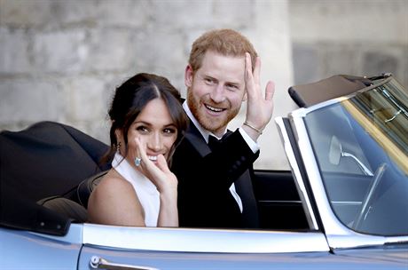 Princ Harry a Meghan Markleová odjídjí ze svatby v anglickém Windsoru. (19....