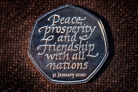 Pamtní padesáticentová mince s nápisem Mír, prosperita a pátelství se vemi...