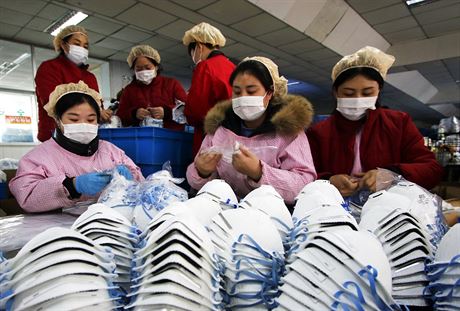Výroba respiraních rouek v továrn v provincii Che-pej. Rouky se kvli...