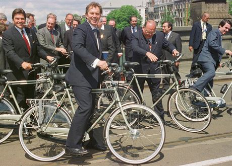 Britsk premir Tony Blair (v poped) spolu s dalmi evropskmi ldry v...