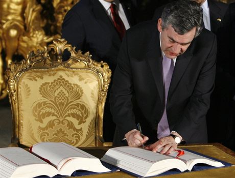 Ministersk pedseda Gordon Brown pi podpisu Lisabonsk smlouvy. (13. prosince...