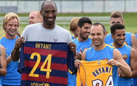 Legendrn basketbalista Kobe Bryant dostal od kapitna fotbalist Barcelony...