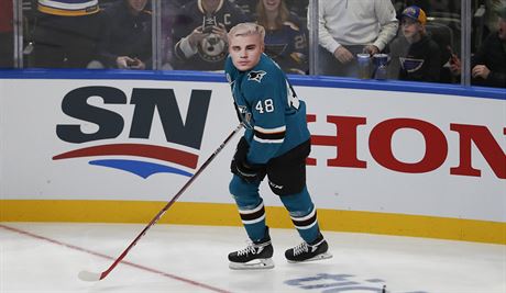 Tom Hertl pi dovednostnch soutch Utkn hvzd NHL v masce zpvka...