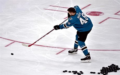 Tom Hertl pi souti v pesnosti stelby na Utkn hvzd NHL.