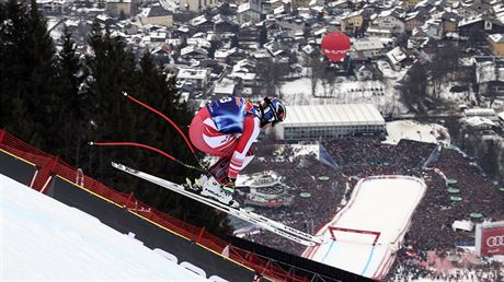 Matthias Mayer ve sjezdu v  Kitzbühelu.