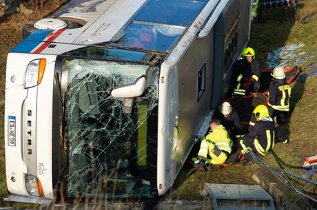 Ve stedním Nmecku ve tvrtek pi nehod kolního autobusu zahynuly dv dti....