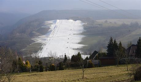 Typický obrázek ve vtin Olomouckého kraje mimo vyí polohy Jeseník. Pokud nkde leí sníh, je to pouze ten technický na umle vysnených skiareálech (na snímku pohled na sjezdovku v Hlubokách na Olomoucku).
