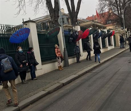 Asi patnáct lidí dnes pilo demonstrovat k ínskému velvyslanectví v Praze...
