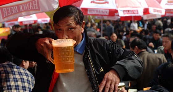 Spotřeba piva ve Vietnamu v posledních letech prudce stoupala. (7. prosince...