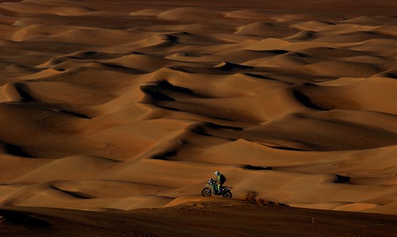 Nizozemský motocyklista Edwin Straver v jedenácté etapě Dakaru.