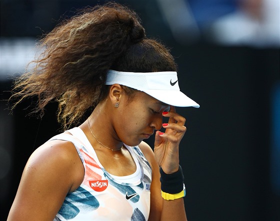 Japonka Naomi Ósakaová smutní ve tetím kole Australian Open.