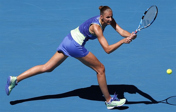 Karolína Plíková se natahuje k bekhendu ve tetím kole Australian Open.