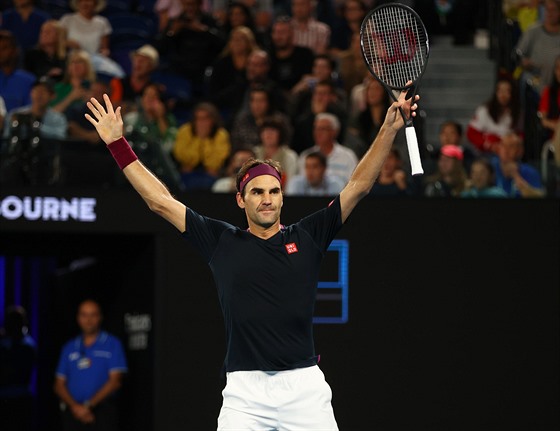 Švýcar Roger Federer slaví vítězství ve třetím kole Australian Open.