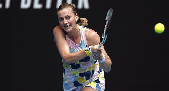 Petra Kvitová hraje bekhend v osmifinále Australian Open.
