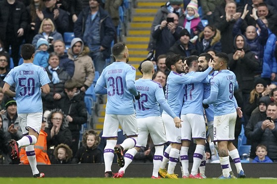 Fotbalisté Manchesteru City se radují z gólu, který vstelil Ilkay Gündogan...