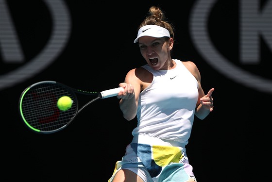 Rumunka Simona Halepová odehrává balon bhem osmifinále Australian Open.