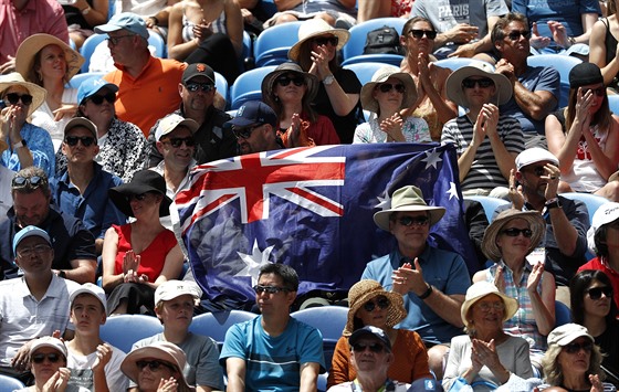 Australští fanoušci během čtvrtfinálového duelu mezi Petrou Kvitovou a Ashleigh...