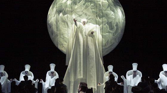 Scéna z Pucciniho Turandot v Národním divadle