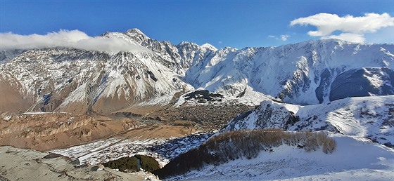 Stepancminda v pozadí s tetí nejvyí horou Kavkazu Kazbek (5 047 m), ke které...