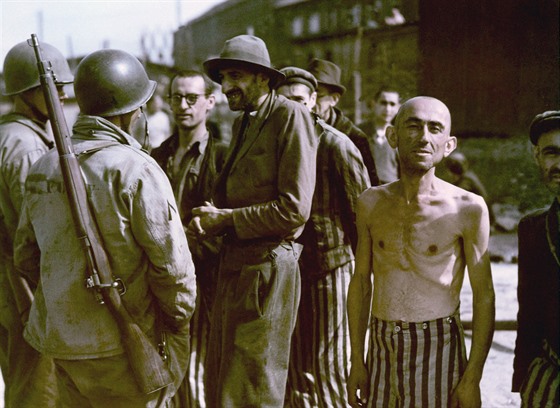 Skupina přeživších vězňů z osvobozeného koncentračního tábora Buchenwald...